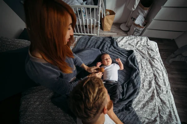 Mãe com seu bebê no quarto — Fotografia de Stock