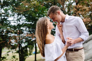 Parkta poz veren çift