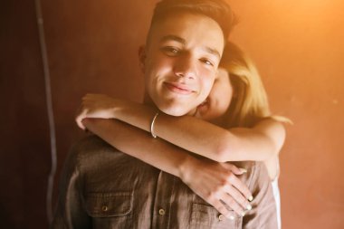 Kız arkadan sarılma adam