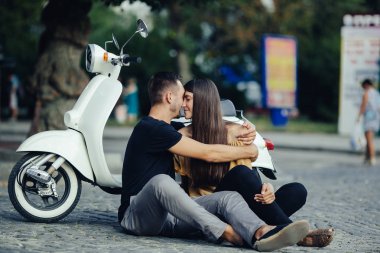 Şirin çift ile onların scooter şehir