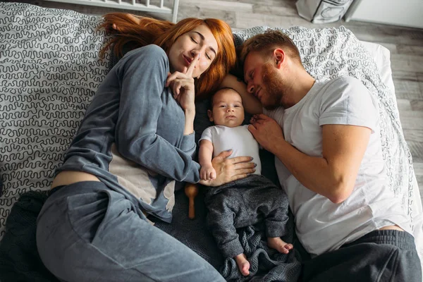 Jovens pais dando atenção ao seu bebê . — Fotografia de Stock