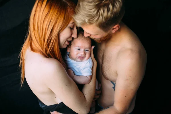 Família feliz em um fundo preto — Fotografia de Stock