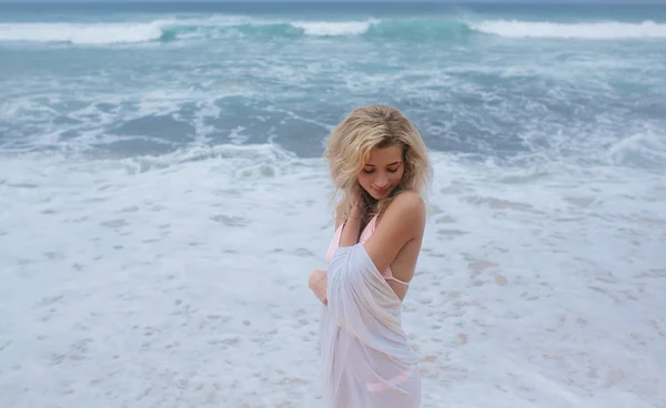 Mooie jonge vrouw op het strand — Stockfoto