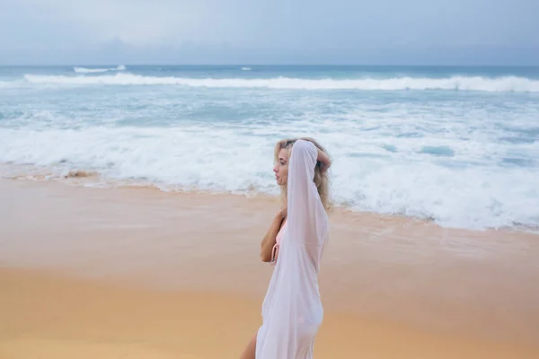 Mulher bonita na praia — Fotografia de Stock