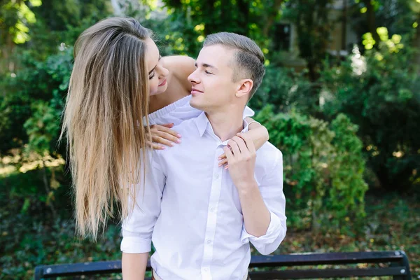 Young adult brunette man and woman in the park — Stock Photo, Image