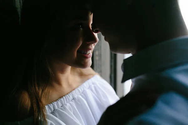 Casal de frente um para o outro — Fotografia de Stock