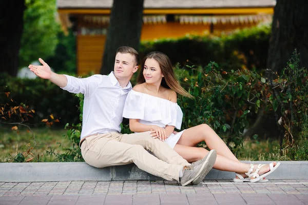 Bella giovane coppia fa selfie — Foto Stock