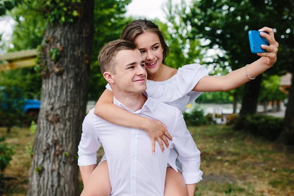 Schönes junges Paar macht Selfie — Stockfoto