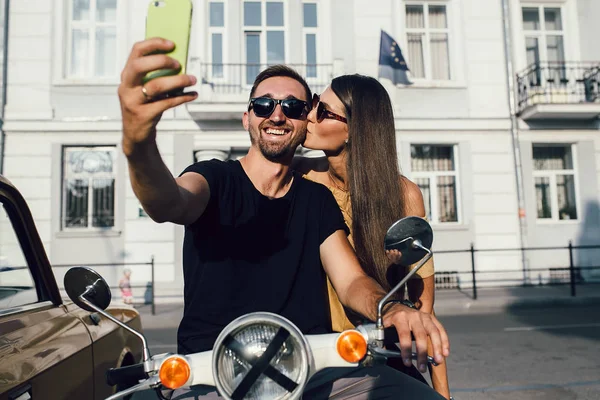 Roztomilý pár udělat selfie na koloběžce — Stock fotografie