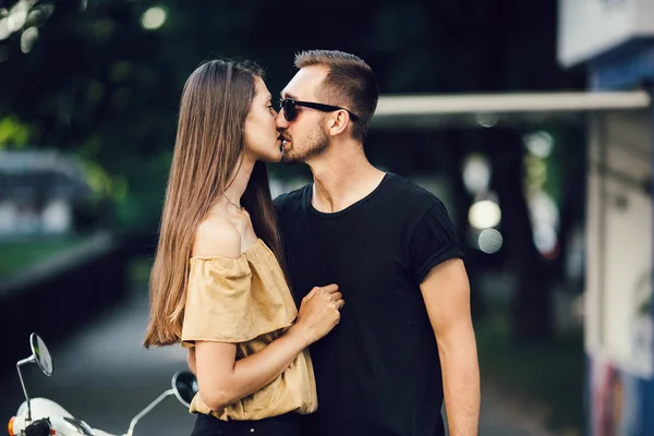 Linda pareja besándose — Foto de Stock