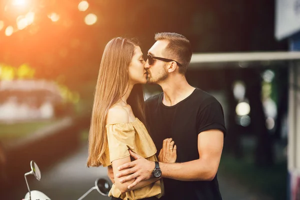 Cute couple kissing — Stock Photo, Image