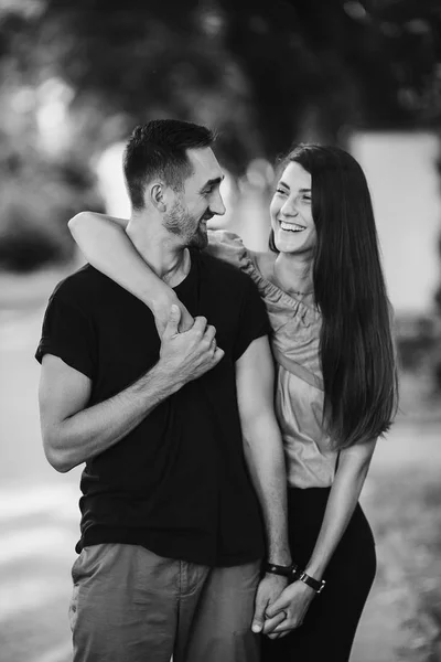 Jovem homem e mulher no parque — Fotografia de Stock