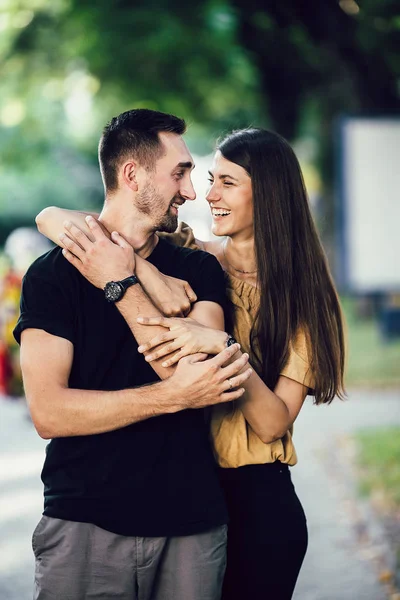 Jovem homem e mulher no parque — Fotografia de Stock