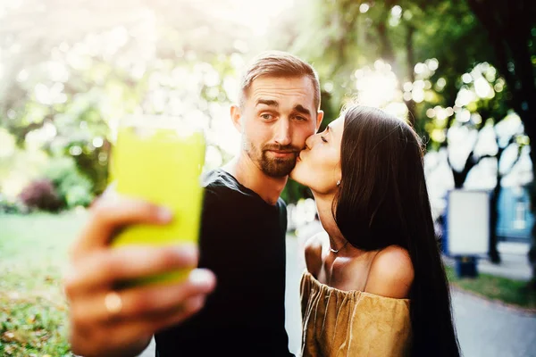 Krásný mladý pár je selfie — Stock fotografie