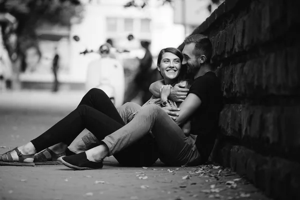 Giovane bella coppia seduta a terra — Foto Stock
