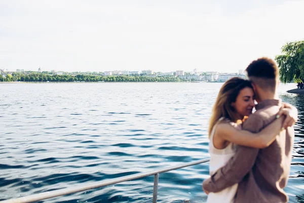 Erkek ve kadın göl üzerinde poz — Stok fotoğraf