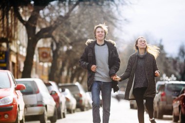 adam ve kız bir şehir sokak eğleniyor