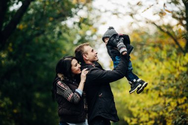 Genç aile ve sonbahar Park yeni doğan oğlu