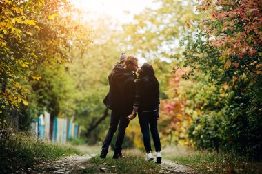 Genç aile ve sonbahar Park yeni doğan oğlu