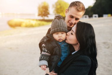 Genç ailenin... ve göl kıyısı yürümek