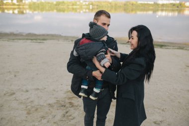 Genç ailenin... ve göl kıyısı yürümek