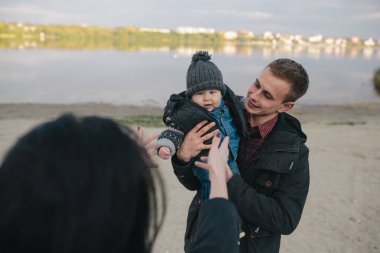 Genç ailenin... ve göl kıyısı yürümek