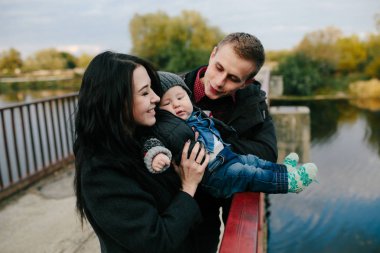 Genç ailenin... ve göl kıyısı yürümek