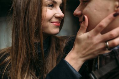 Kadın ve erkek kameraya poz veriyor.