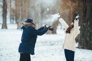 erkek ve kız ile kar oynarken