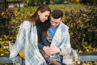 Sonbahar sezonunda parkta genç bir çift