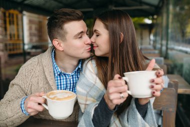 Kaldırımdaki kafede oturan çift.