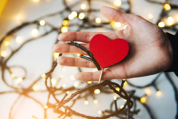 Niña sosteniendo un corazón rojo en las manos — Foto de Stock