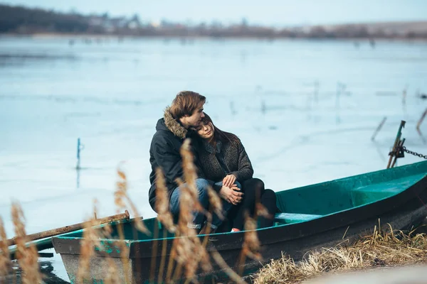 Jovem casal bonito no gelo de um lago congelado — Fotografia de Stock