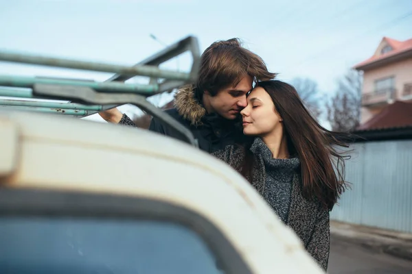 Young beautiful couple on the ice of a frozen lake — Stock Photo, Image