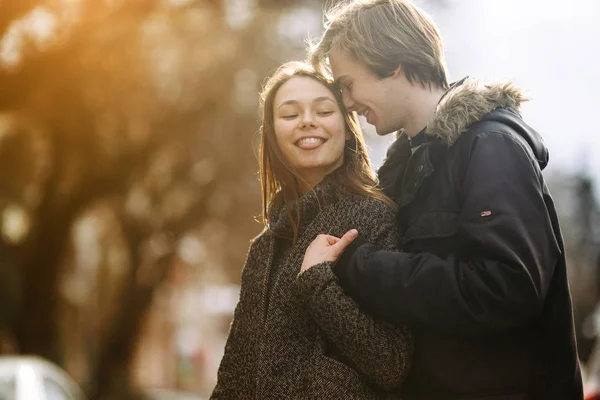 Jeune couple posant pour la caméra — Photo