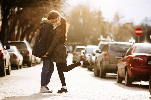 Ragazzo e la ragazza baciare sulla strada della città — Foto Stock