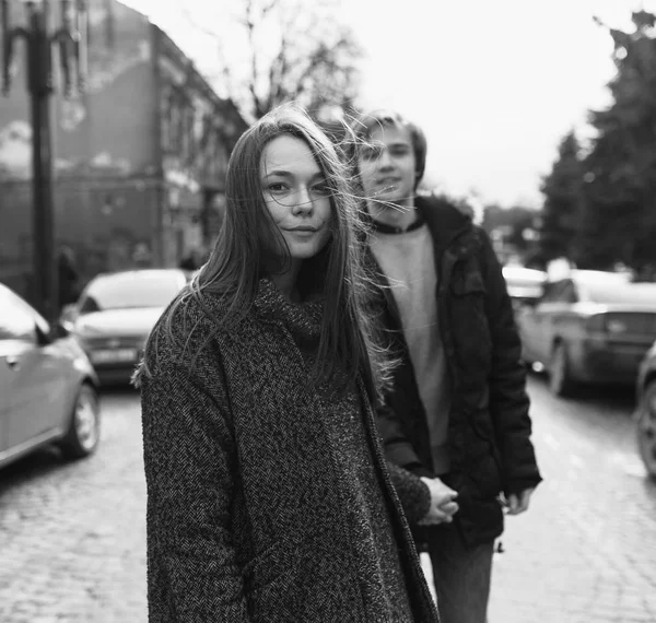 Cara e a menina andando em uma rua da cidade — Fotografia de Stock