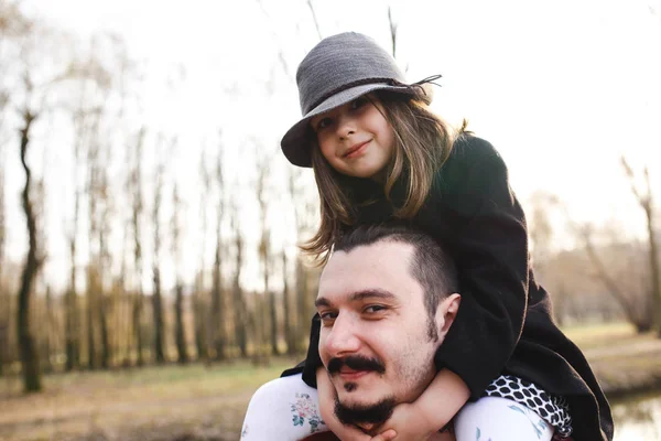 Pai carregando sua filha — Fotografia de Stock