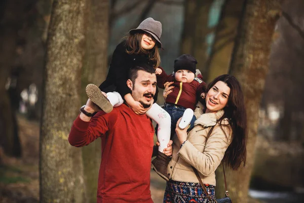 Lycklig familj i höst park — Stockfoto