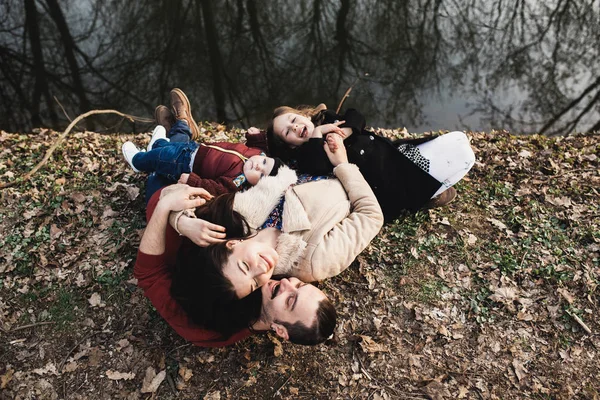 Família descansando na margem do rio — Fotografia de Stock