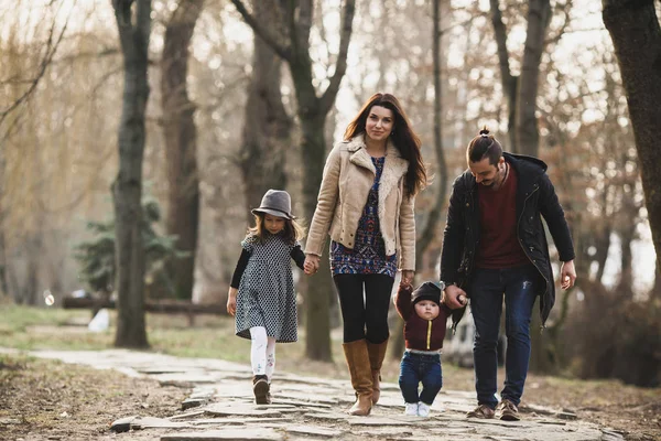 Famille heureuse marchant dans le parc d'automne — Photo