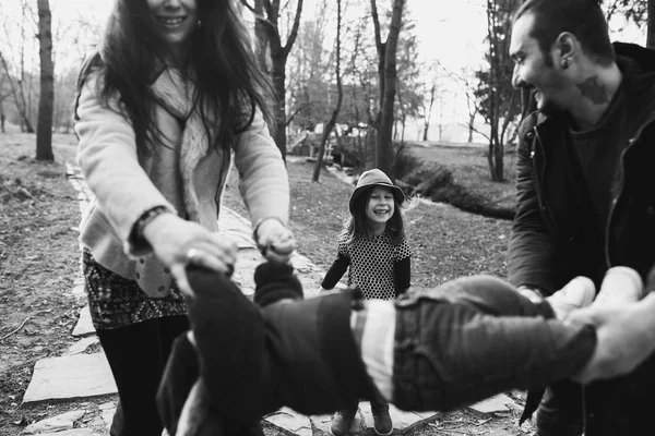 Glückliche Familie im Herbstpark — Stockfoto