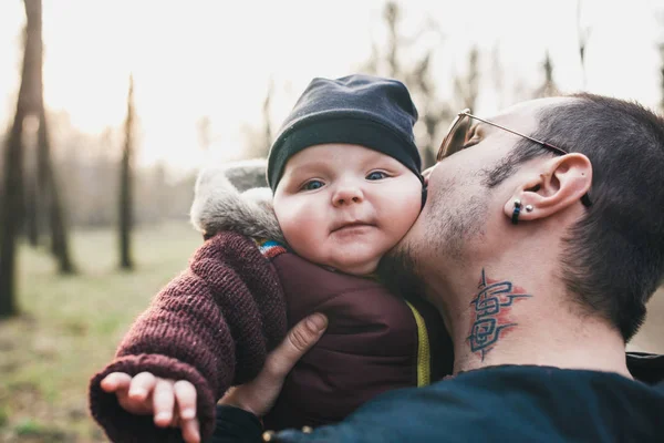 Pai e filho no outono Parque — Fotografia de Stock