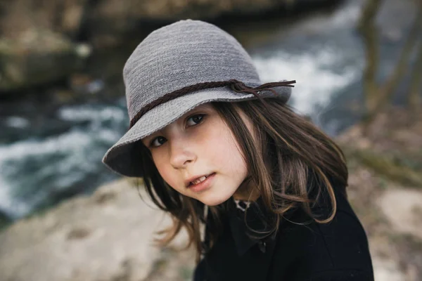 Menina em um casaco preto e chapéu — Fotografia de Stock