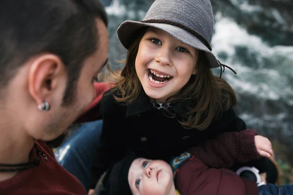 Bonne famille dans le parc d'automne — Photo