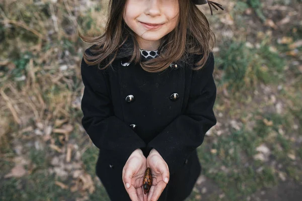 Dziewczynka w czarny płaszcz i kapelusz — Zdjęcie stockowe