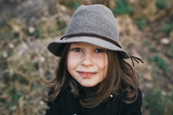 Menina em um casaco preto e chapéu — Fotografia de Stock