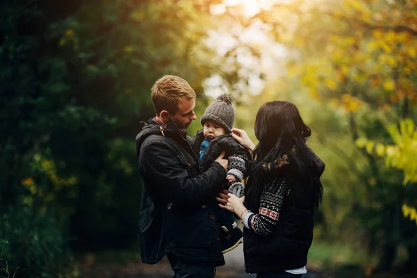 Ung familj och nyfödde son i höst park — Stockfoto