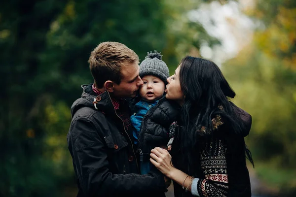 Jong gezin en pasgeboren zoon in herfst park — Stockfoto