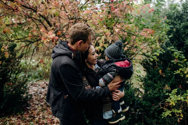 Jeune famille et fils nouveau-né dans le parc d'automne — Photo